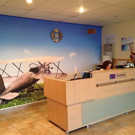 Sky High Airport 200 Meters From The Terminal Hotel